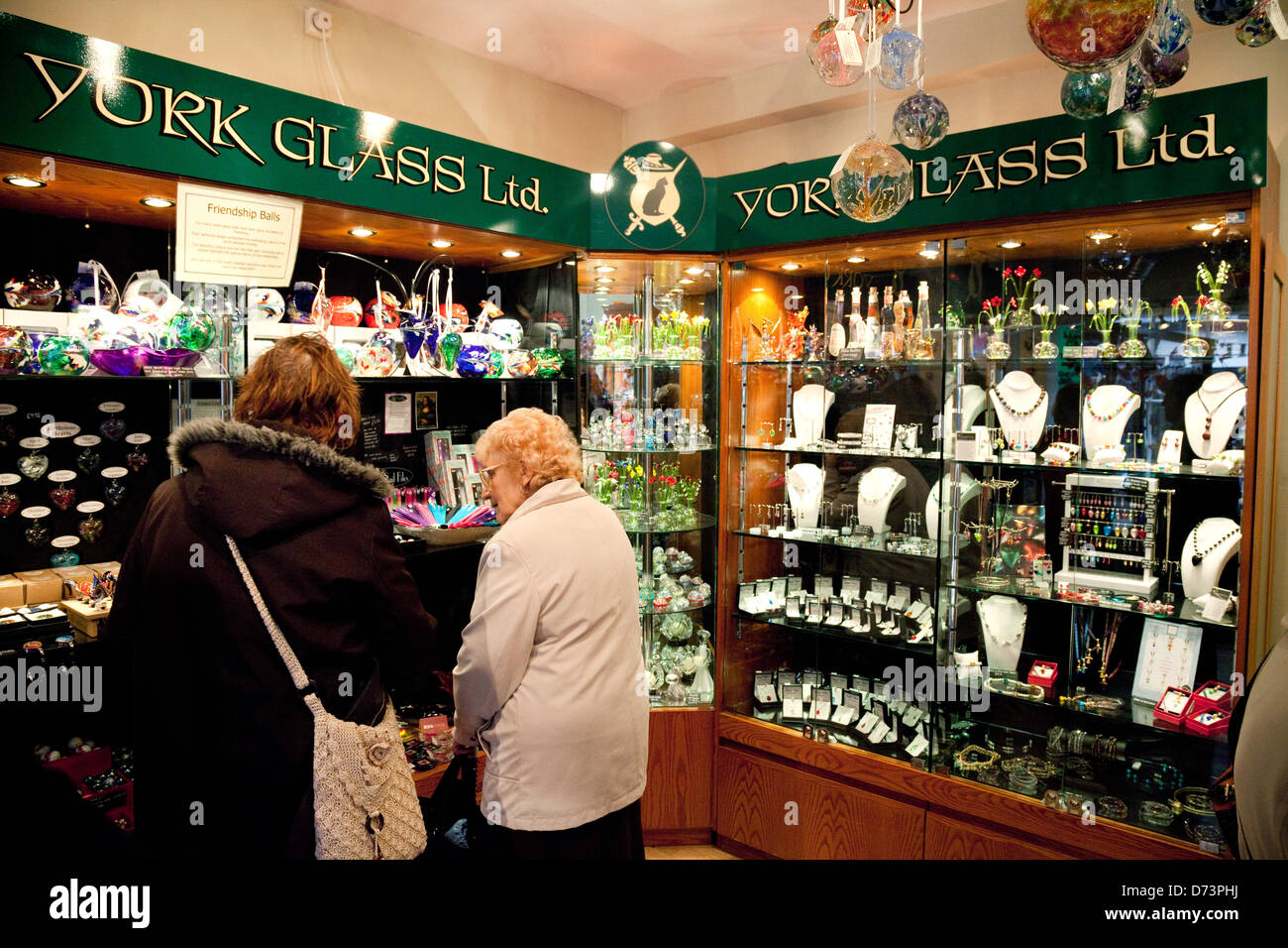 Menschen beim Einkaufen in der York Glas Ltd Shop speichern Interieur, einem heillosen Durcheinander, York, Yorkshire UK Stockfoto