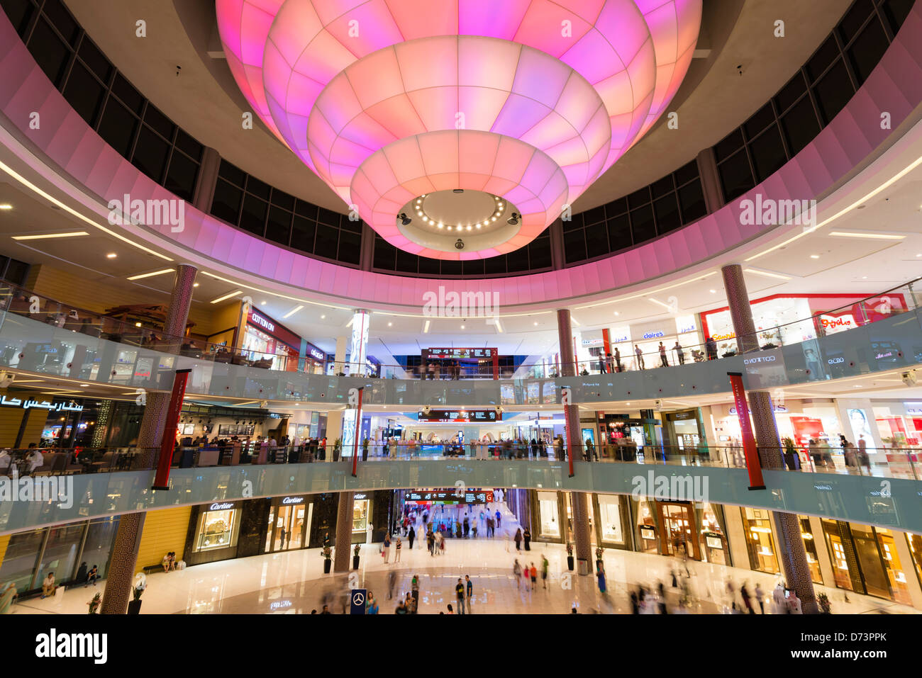 Blick auf belebten Atrium in der Dubai Mall in Vereinigte Arabische Emirate VAE Stockfoto