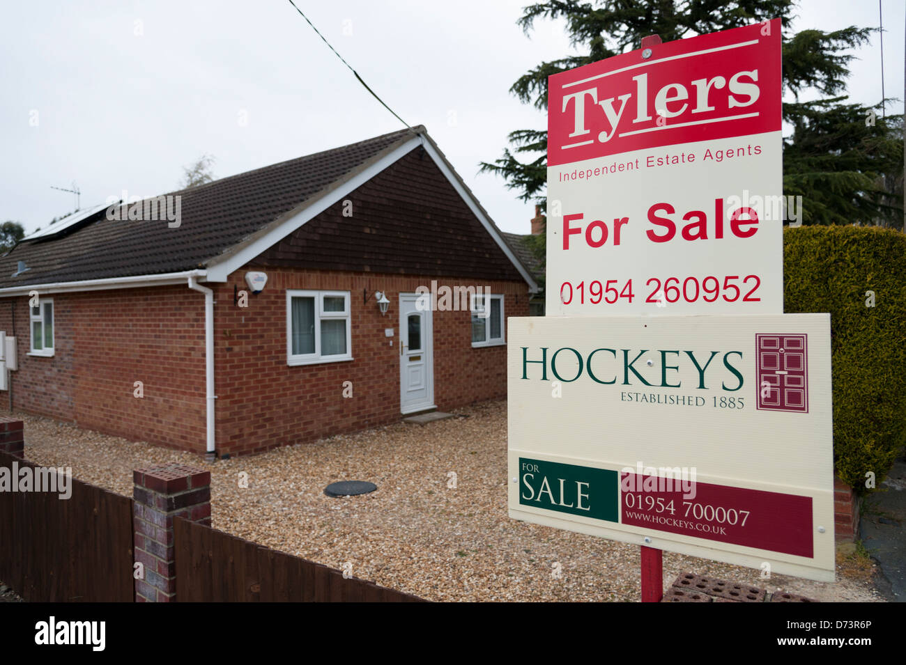 Eine freistehende Bungalow zum Verkauf mit Makler Verkauf Boards außerhalb in Willingham South Cambridgeshire UK Stockfoto