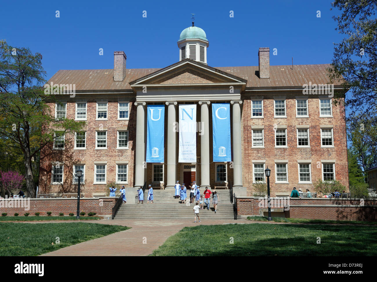 University of North Carolina, Chapel Hill, UNC. Studenten in Graduierung Kleider auf den Stufen des South Building. Stockfoto