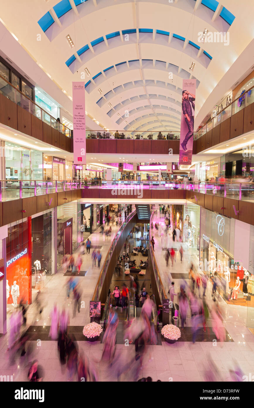 Innere des belebten Dubai Mall in Vereinigte Arabische Emirate VAE Stockfoto