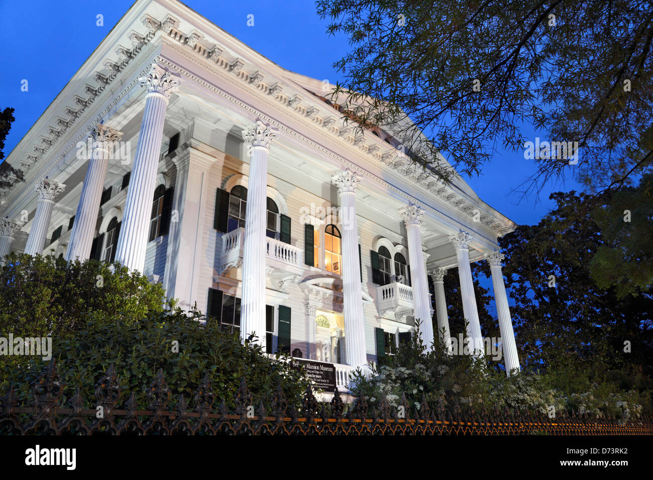 Bellamy Mansion Museum, Wilmington, North Carolina, NC in der Abenddämmerung. Stockfoto