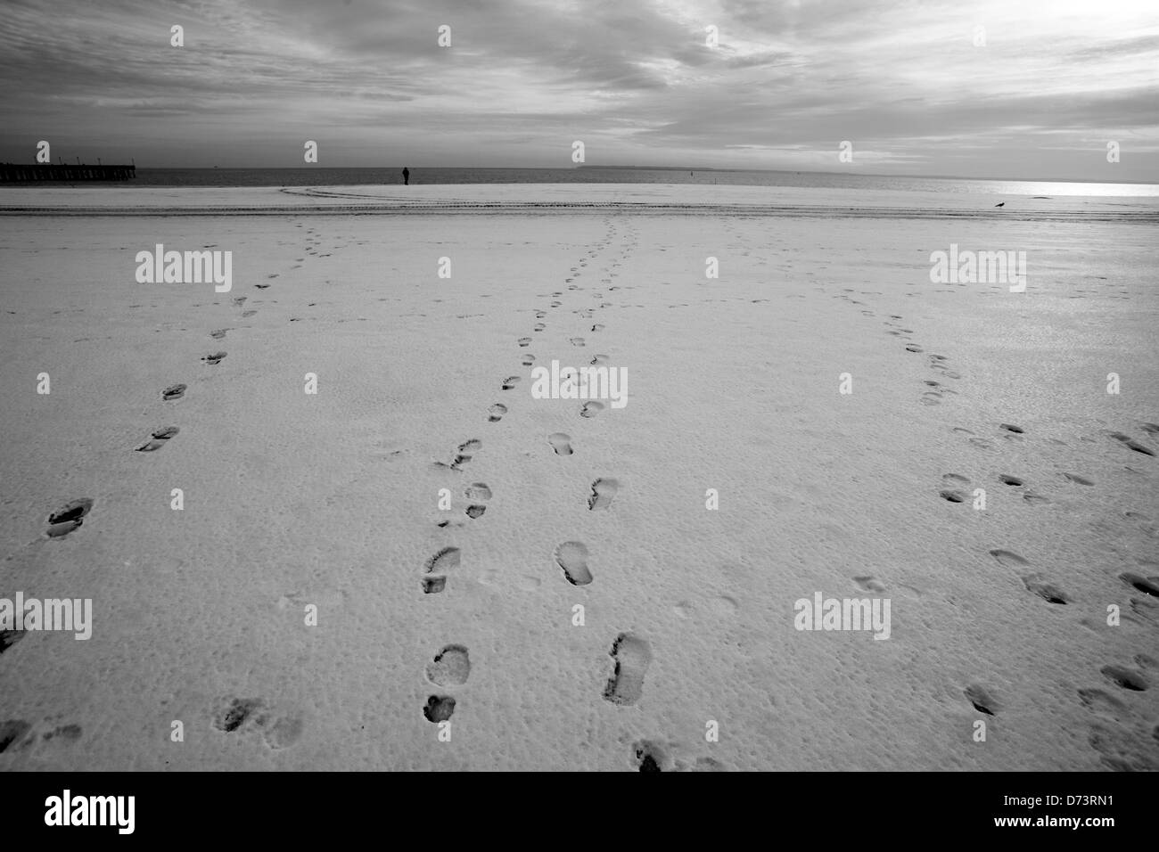 Verschneite Landschaft, Schnee, Wolken, Landschaft, Traurigkeit, Fußabdrücke, Fußspuren im Schnee, Ozean, Meer, Coney Island Stockfoto