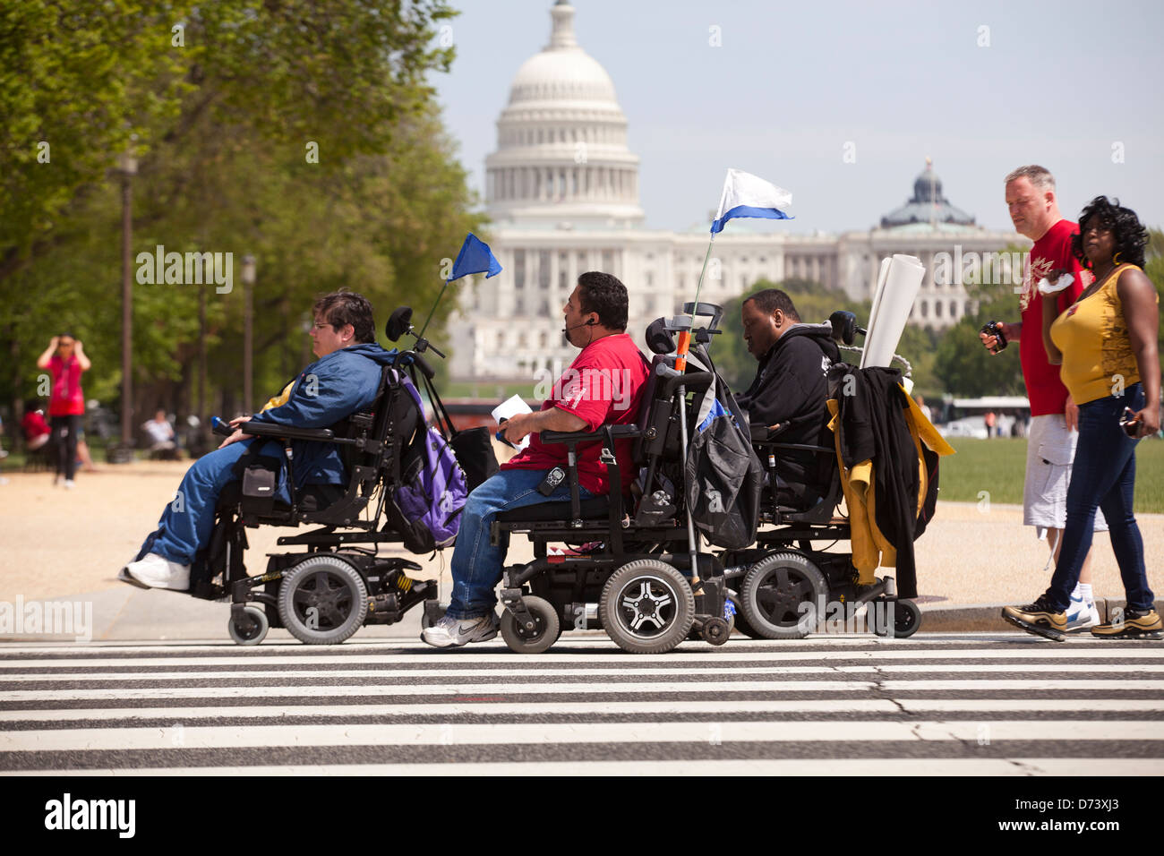 Behinderte Menschen im Rollstuhl über die Straße - Washington, DC USA Stockfoto