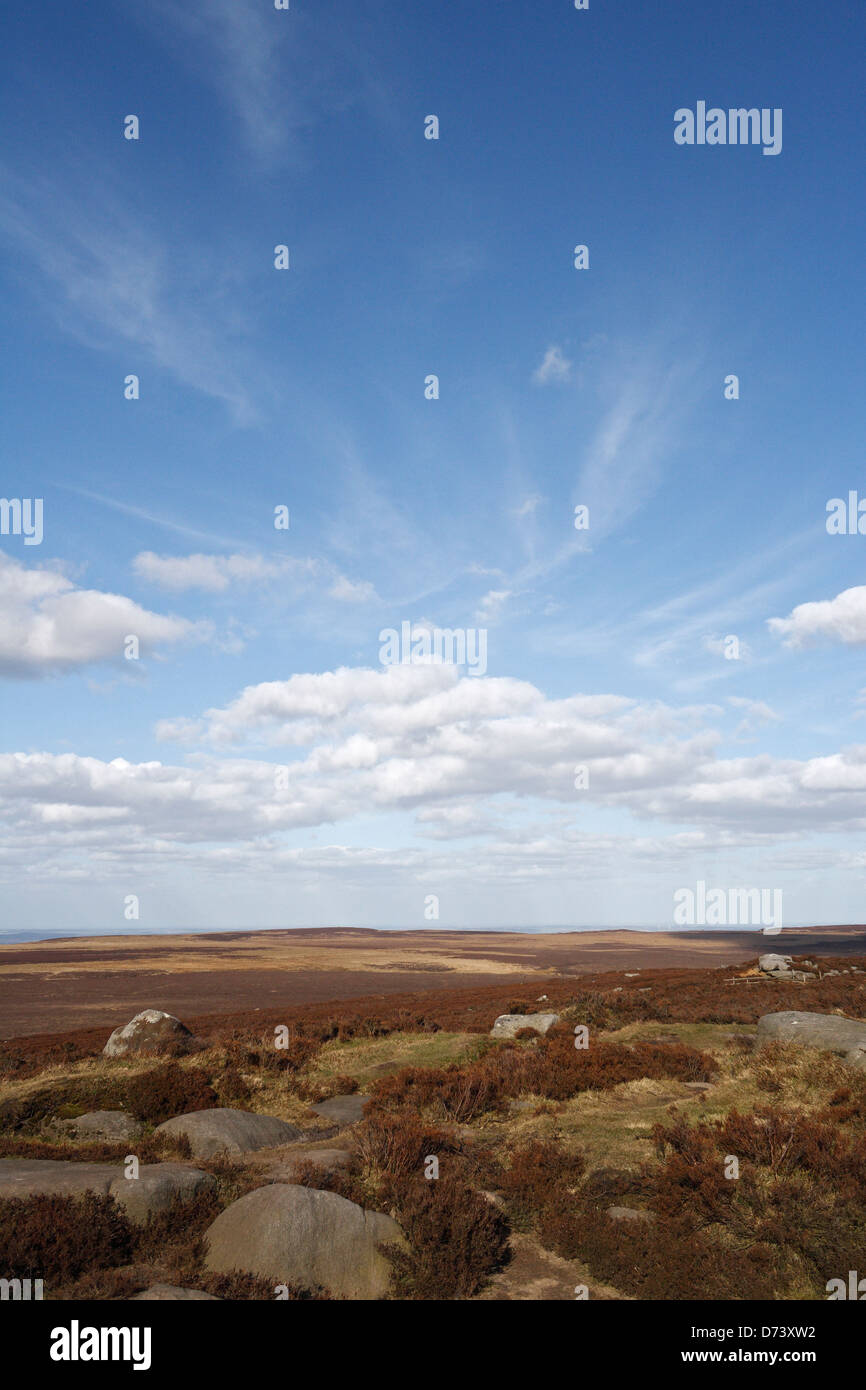 Niedrige Ansicht von Stanage Edge in Derbyshire, England. Moorland im Peak District Stockfoto