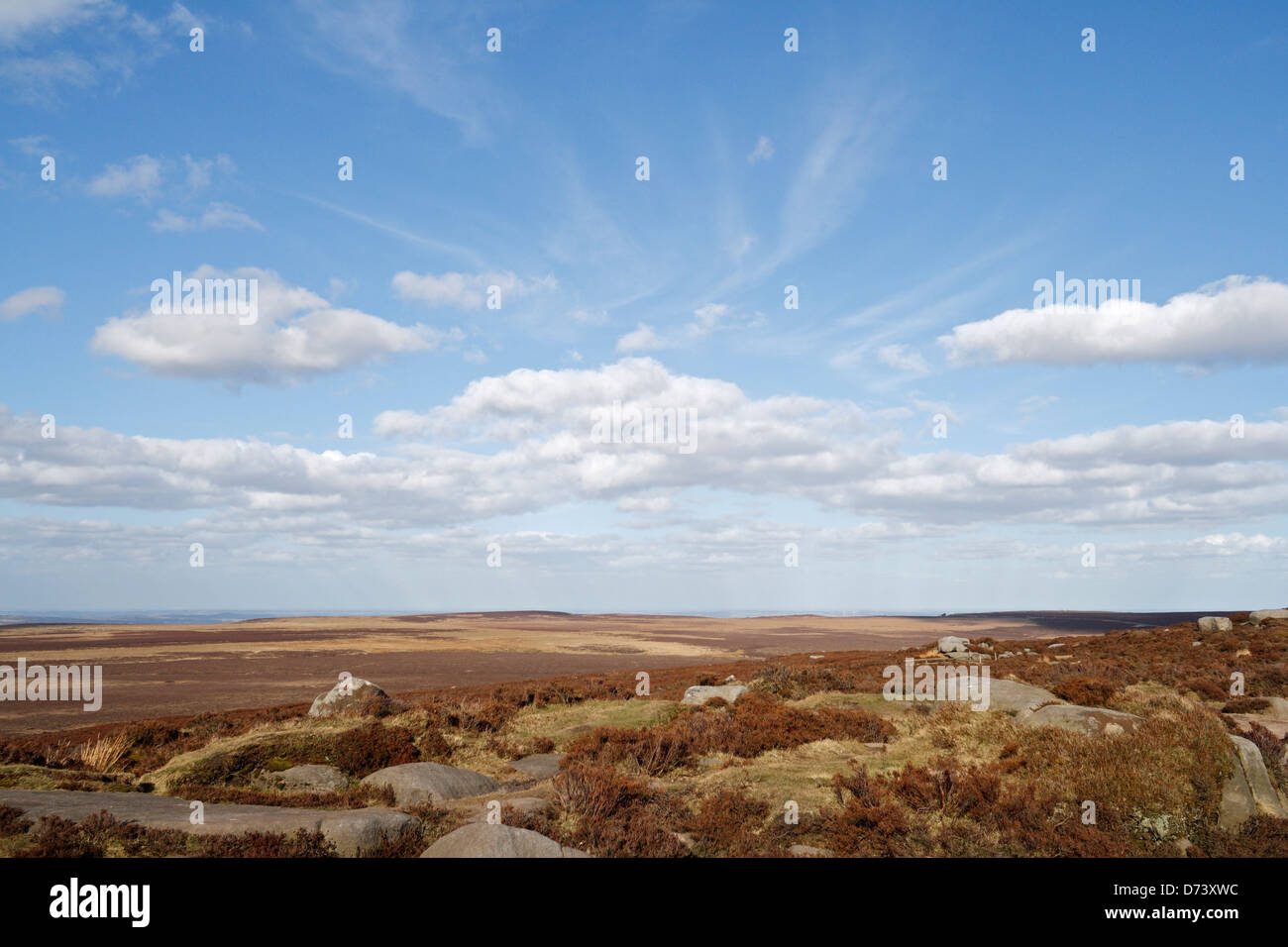 Niedriger Blick von Stanage Edge in Derbyshire England UK Peak District Moorlandschaft Stockfoto