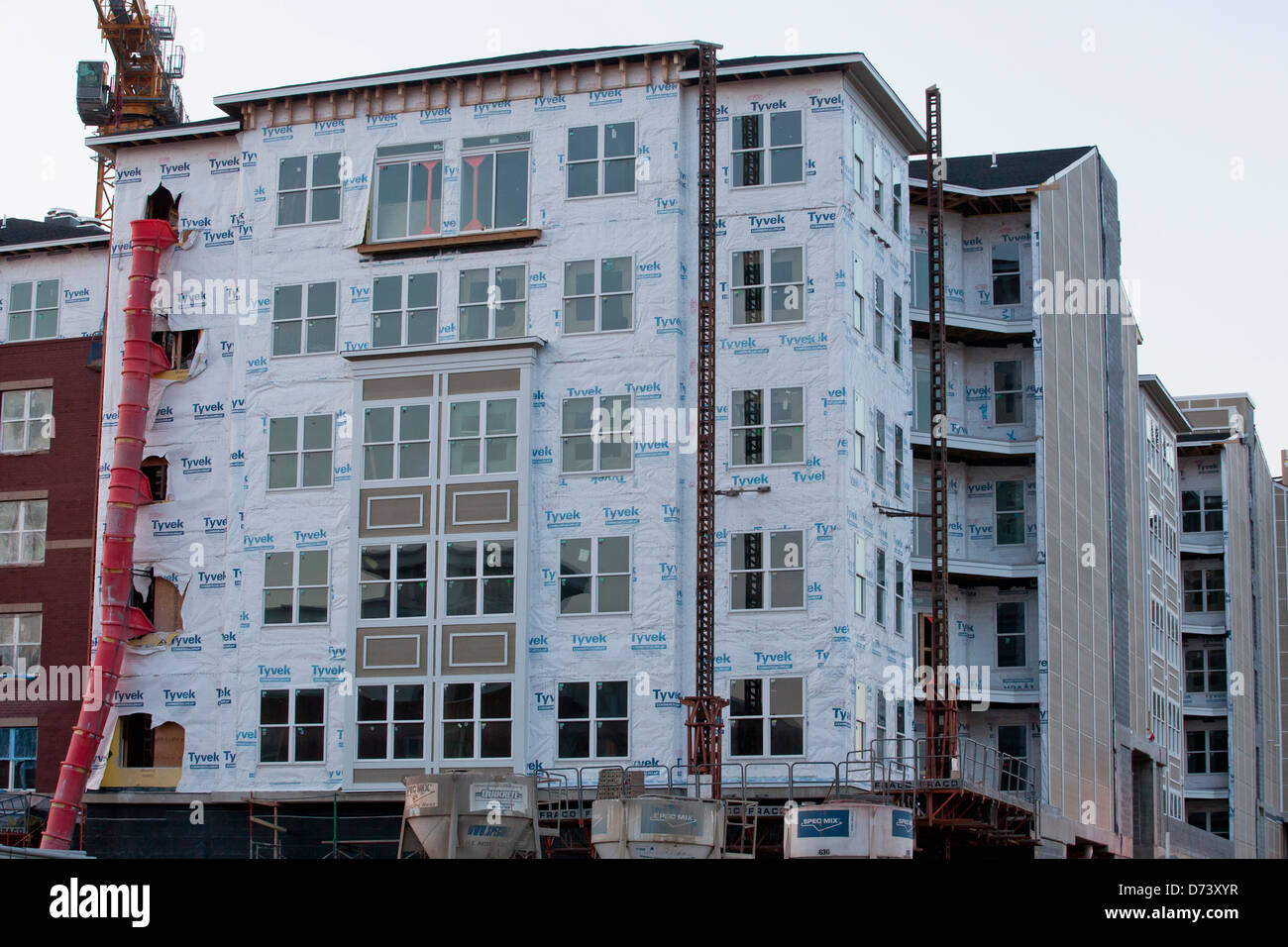 DuPont Tyvek schützende Gebäude Wickel angewendet im Neubau - Virginia USA Stockfoto