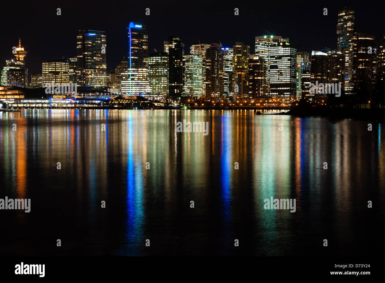 Stadtbild von Downtown Vancouver, BC, Kanada während der Dämmerung (Abendsonne). Heitere Reflexion der Stadt über dem Wasser. Stockfoto