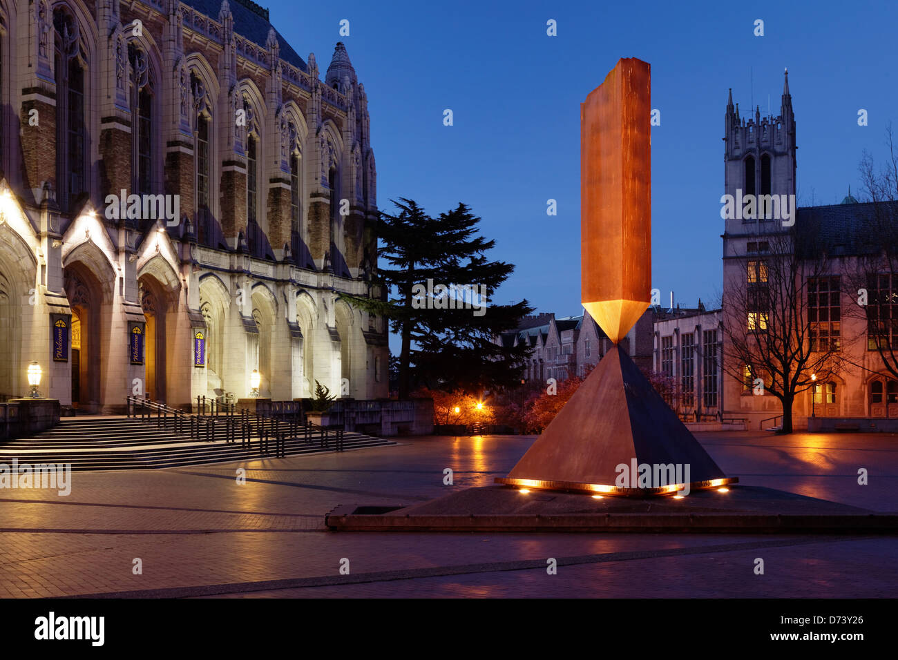 Suzzallo Library, Gerberding Hall und broken Obelisk auf dem Roten Platz in Twilight, University of Washington, Seattle, Washington Stockfoto