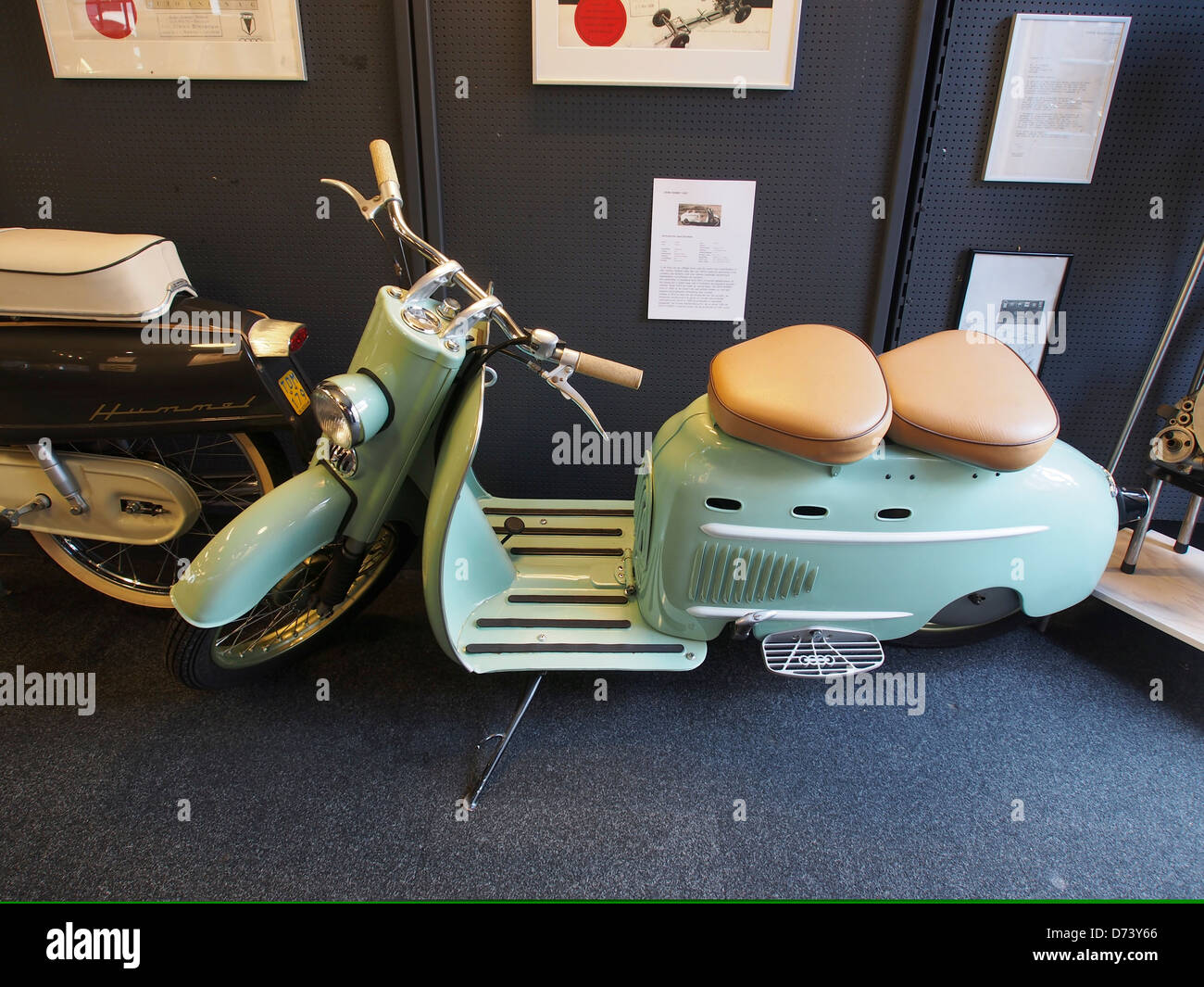 Der 1957 DKW Hobby ist ein kompaktes, sparsames Fahrzeug der deutschen Marke DKW. Bekannt für sein leichtgewichtiges Design und seinen effizienten Zweitaktmotor, war er in den späten 1950er Jahren eine beliebte Wahl für europäische Fahrer, die ein erschwingliches, kraftstoffsparendes Fahrzeug suchten Stockfoto