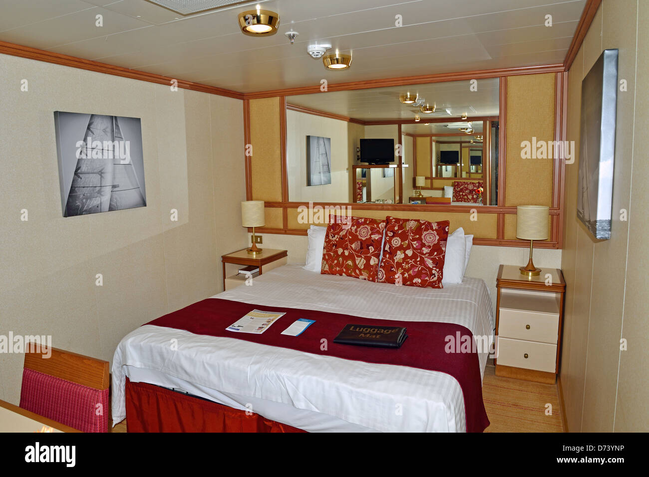Im Inneren der Kabine an Bord P & O Azura Kreuzfahrtschiff, Nordsee, Europa Stockfoto