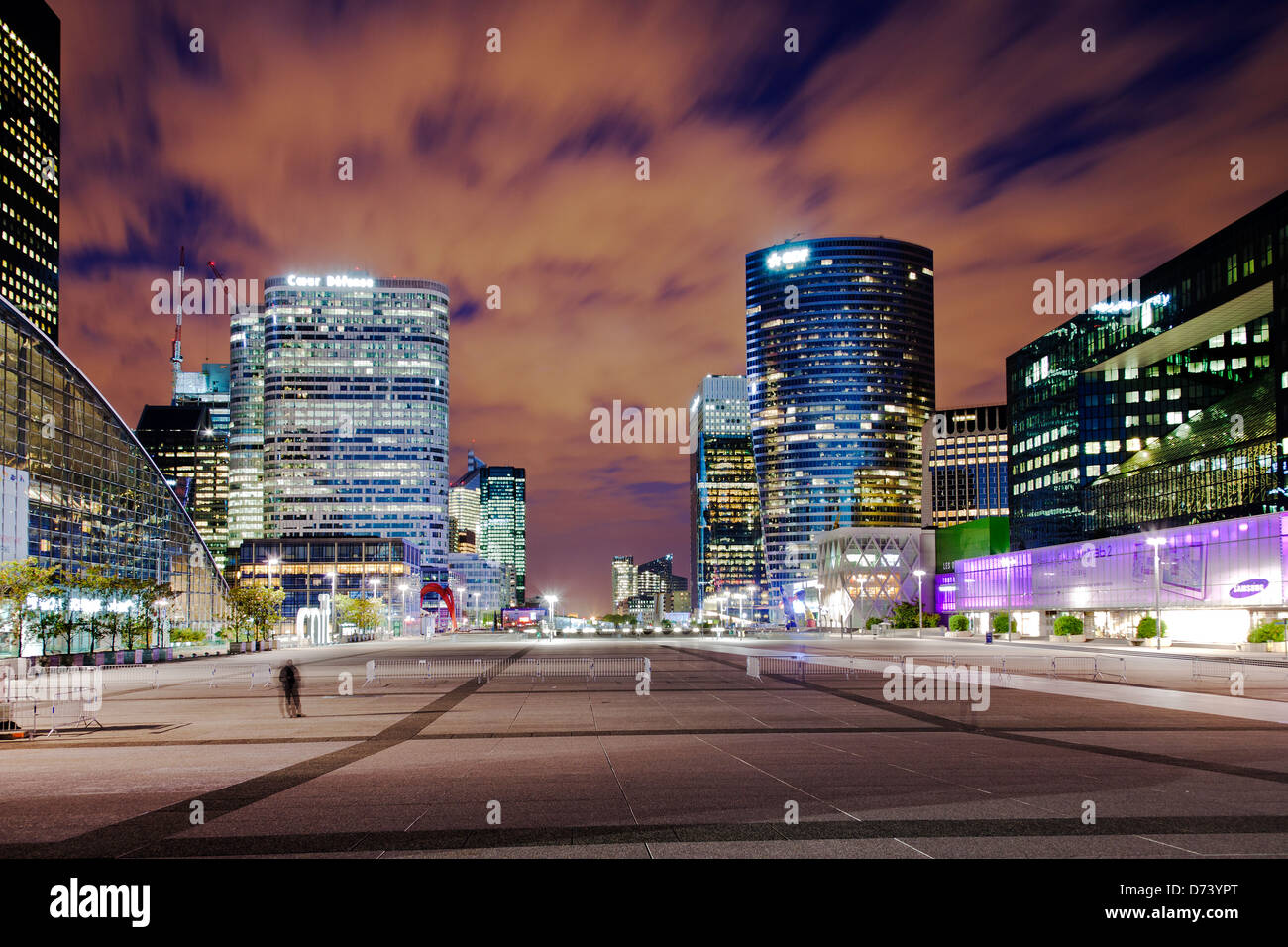 Finanz Viertel La Défense in Paris bei Nacht Stockfoto