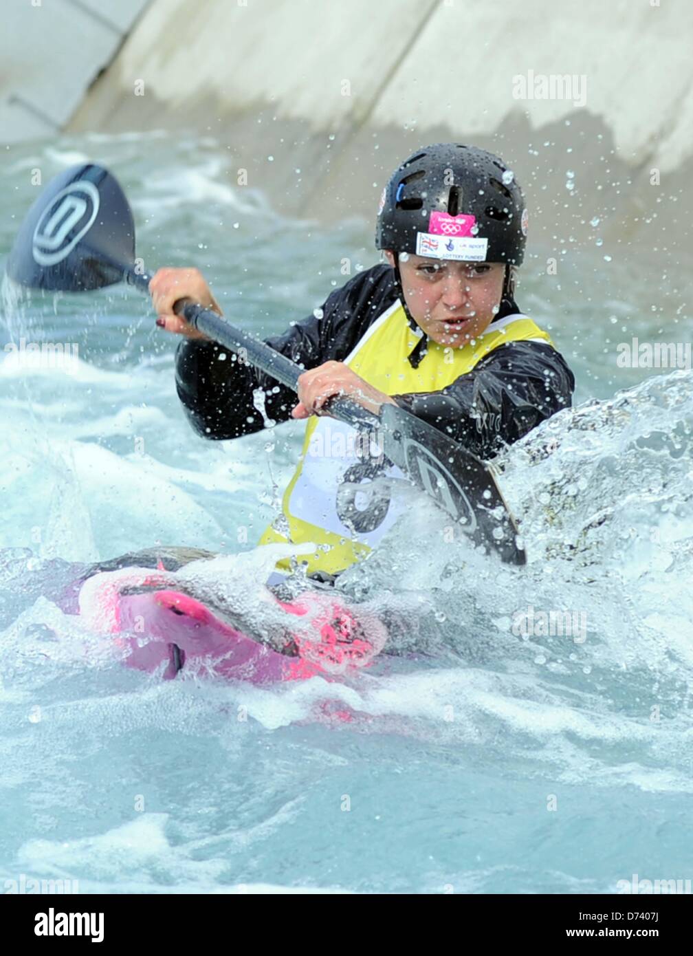 Hertfordshire, UK. 27. April 2013. Bethan Latham. K1 Frauen. GB-Kanu-Slalom-Team-Auswahl. Lea Valley White Water Centre. Bildnachweis: Sport In Bilder/Alamy Live-Nachrichten Stockfoto