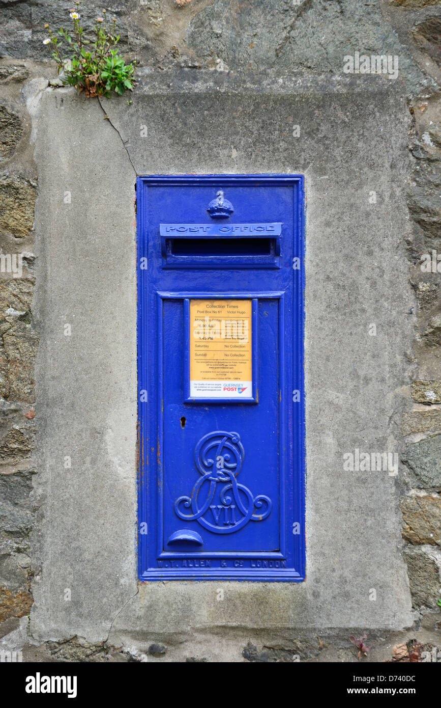 Blaues Postfach Guernsey Post an der Wand, Hauteville, St. Peter Port (Saint-Pierre-Port), Guernsey, Kanalinseln Stockfoto