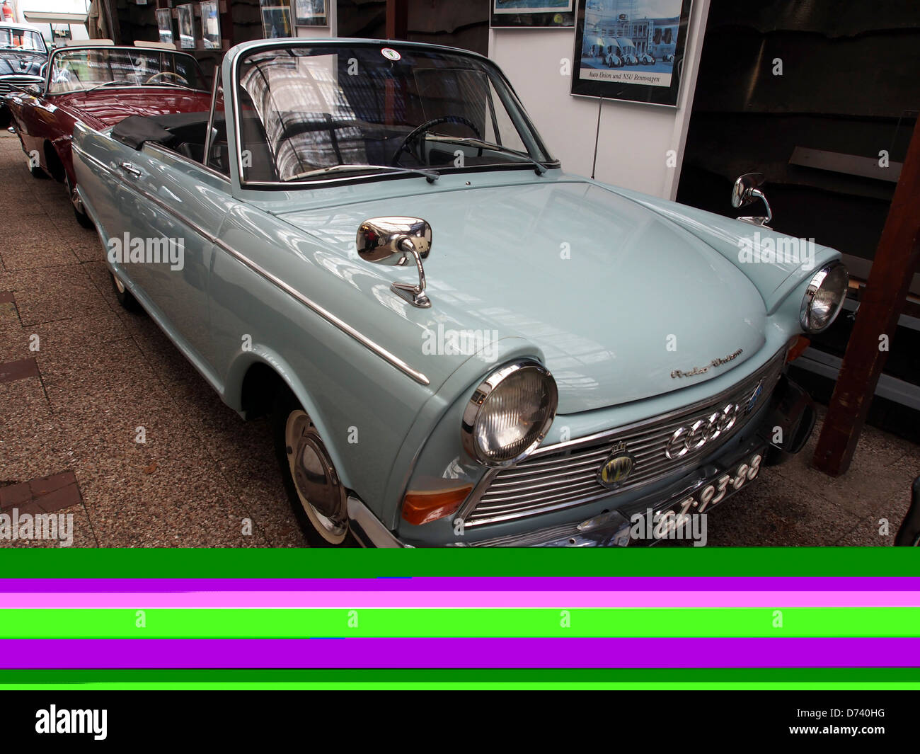 Der 1964 DKW F12 ist ein Kompaktwagen von DKW, der für seinen Zweitaktmotor und seine geringe Größe bekannt ist. In den 1960er Jahren war es ein beliebtes Modell für seine Effizienz und Erschwinglichkeit in Europa. Stockfoto