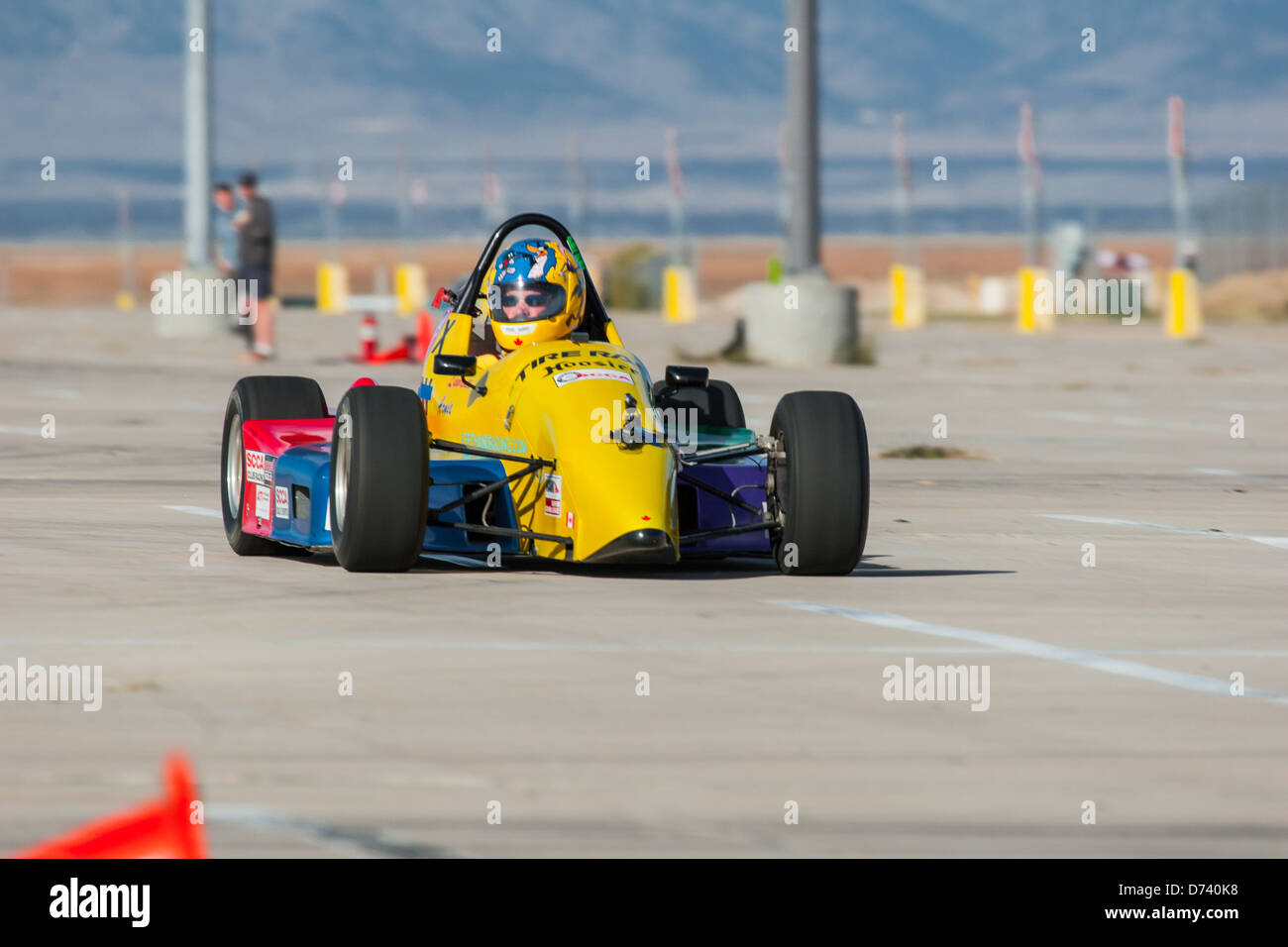 Ein 1988 Reynard gelbes Formel Ford öffnen Rad Rennauto öffnen Rad Rennwagen ein Autocross-Rennen Stockfoto