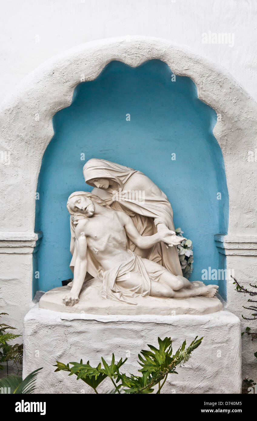 Pieta-Statue im Garten des Mission Basilica San Diego de Alcala, die erste Mission in Kalifornien. Stockfoto