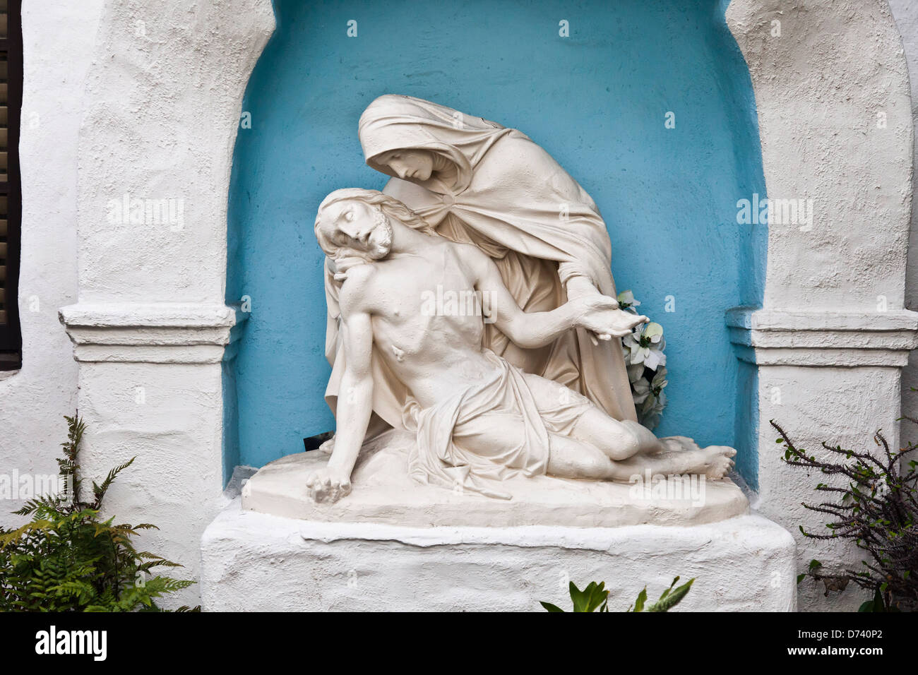 Pieta-Statue im Garten des Mission Basilica San Diego de Alcala, die erste Mission in Kalifornien. Stockfoto