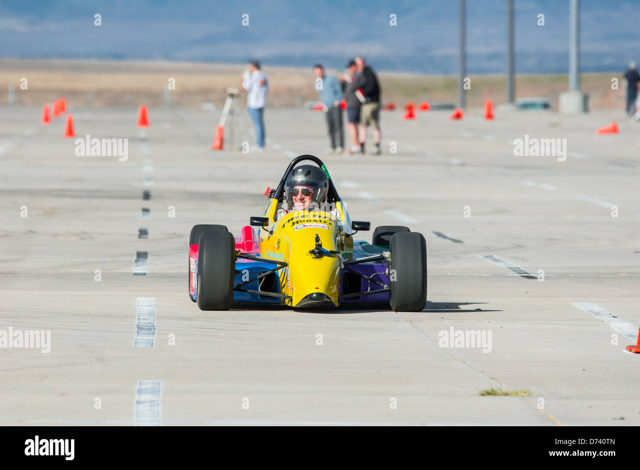 Ein 1988 Reynard gelbes Formel Ford öffnen Rad Rennauto öffnen Rad Rennwagen ein Autocross-Rennen Stockfoto