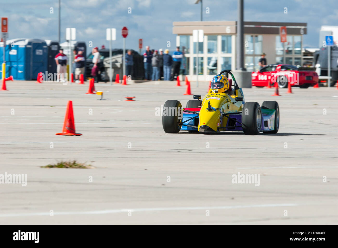1988 Reynard gelb Formel Ford öffnen Rad Race Car öffnen Rad Rennwagen ein Autocross-Rennen Stockfoto