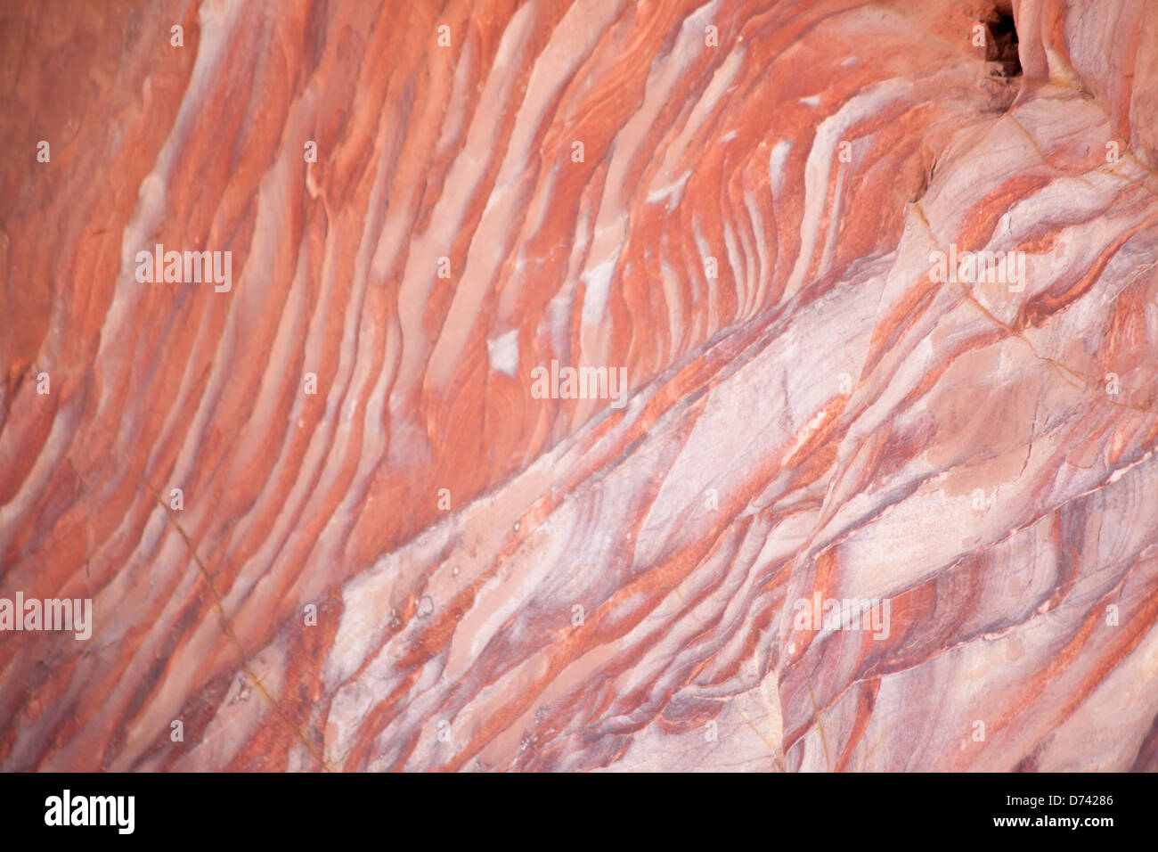 In rosa Stein aus dem ersten Jahrhundert verlorene Stadt Petra, Jordanien, für einen natürlichen Hintergrund abstrakt Stockfoto
