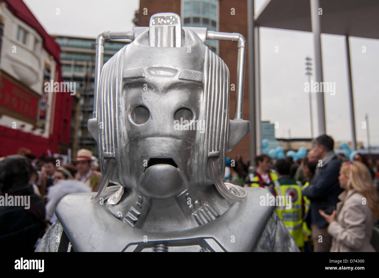 Stratford, London, UK, 28. April 2013.  Teilnehmer an der jährlichen SCI-Fi-LONDON Parade verkleiden sich als ihre Lieblings-TV-, Spiel, Comic oder Film im Zusammenhang mit Zeichen im Vorfeld auf das Festival, das 30 April bis 6. Mai 2013 nimmt.  Das Festival umfasst neue Genre-Filme, Veranstaltungen, Vorträge und Workshops.  Hier kleidet sich ein Mann als eine deute von Doctor Who. Bildnachweis: Stephen Chung/Alamy Live-Nachrichten Stockfoto