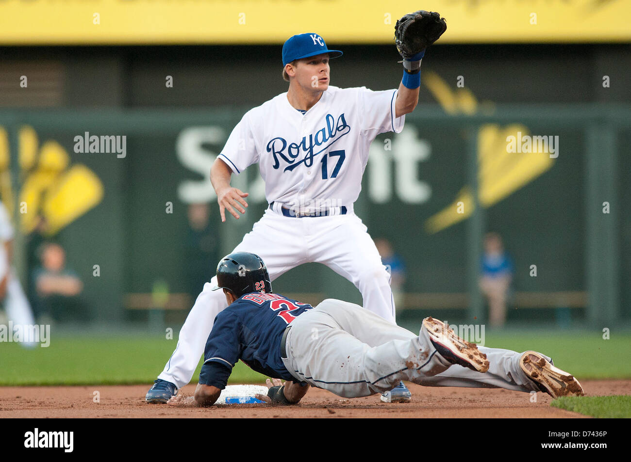 Kansas City, MO, USA. 28. April 2013. Cleveland Indians linker Feldspieler Michael Brantley #23 taucht wieder unter das Kansas City Royals zweiten Basemen Chris Getz #17 im zweiten Spiel der Doppel-Header-Tag zwischen den Cleveland Indians und die Kansas City Royals im Kauffman Stadium in Kansas City, MO am 28. April 2013. Bildnachweis: Cal Sport Media /Alamy Live-Nachrichten Stockfoto