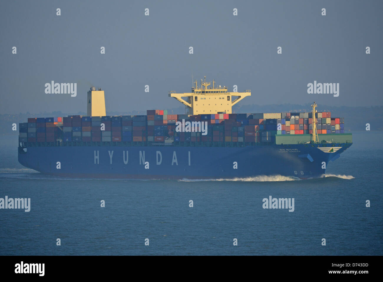 Containerschiff Hyundai Hartnäckigkeit in Hafen von Southampton, Southampton, Hampshire, England, Vereinigtes Königreich Stockfoto