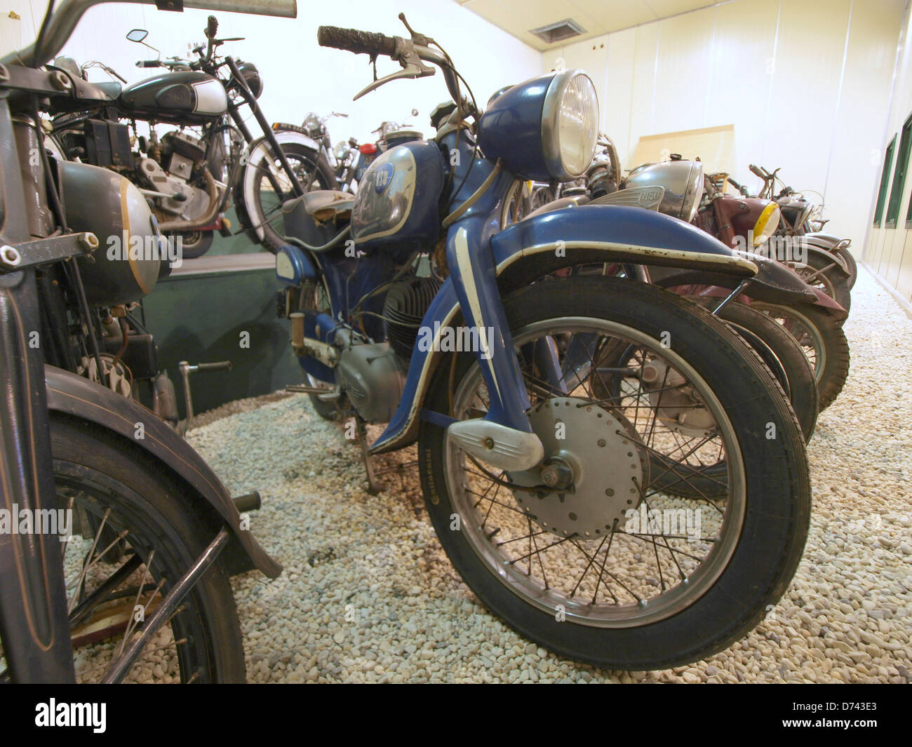 Das blau-silberfarbene NSU-Motorrad, das im Ford Museum ausgestellt wird, ist ein gutes Beispiel deutscher Ingenieurskunst. Das Design vereint ästhetische Anziehungskraft und mechanische Effizienz und zeigt die Entwicklung der Motorräder in der Mitte des 20. Jahrhunderts. Stockfoto