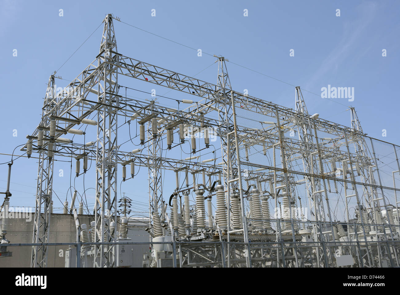 Elektrisches Umspannwerk Transformation mit blauem Himmel Stockfoto