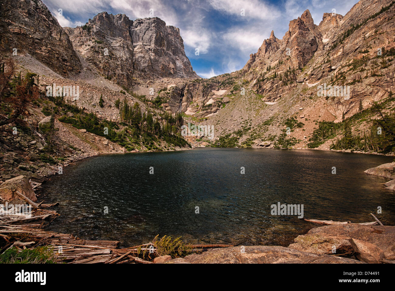 Foto von einem Bergsee, umgeben von hohen Gipfeln, unter blauem Himmel mit weißen Wolken. Colorado, USA. Stockfoto