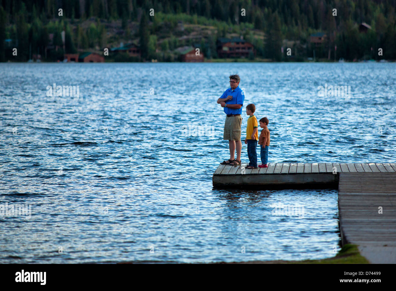 Ein Vater und seine beiden Söhne genießen einen schönen Sommerabend, an einem See. Grand Lake, Colorado. Stockfoto