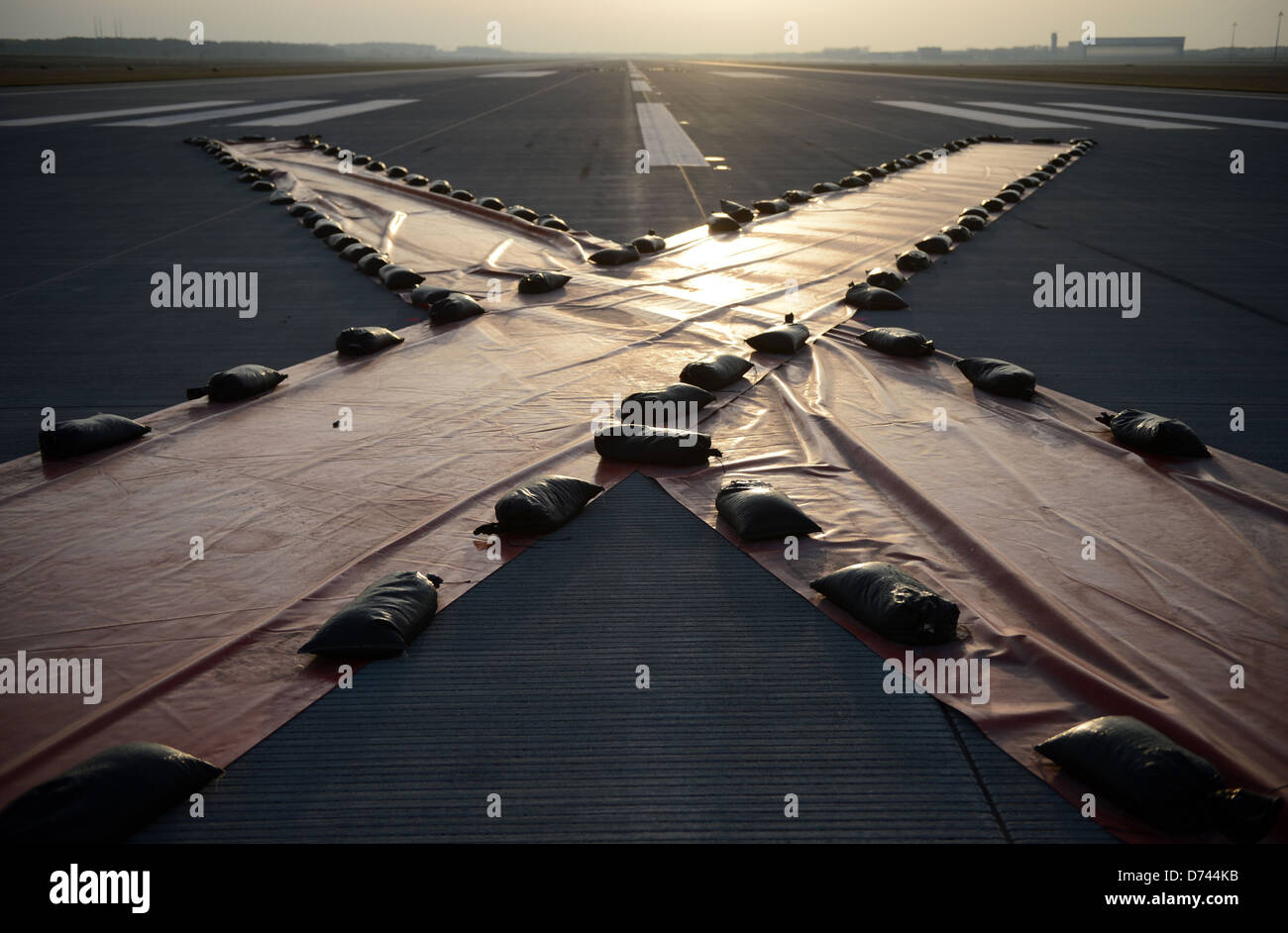 Schönefeld, Deutschland, überqueren von Plastikplanen auf dem Rollfeld des BER Stockfoto