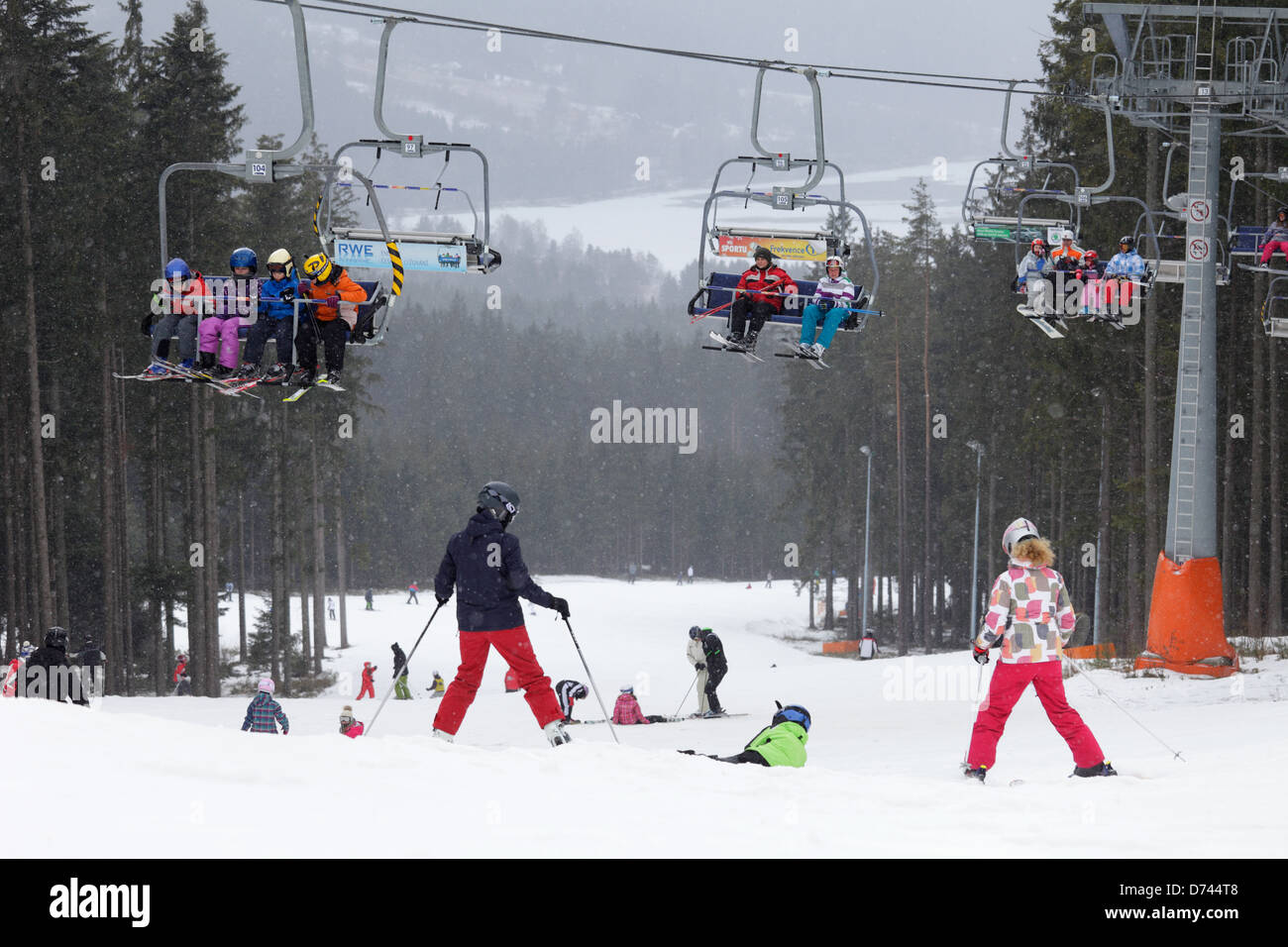 Lippen, Tschechische Republik, Skifahrer in einem Skizentrum Lipno-Stausee im Böhmerwald Stockfoto