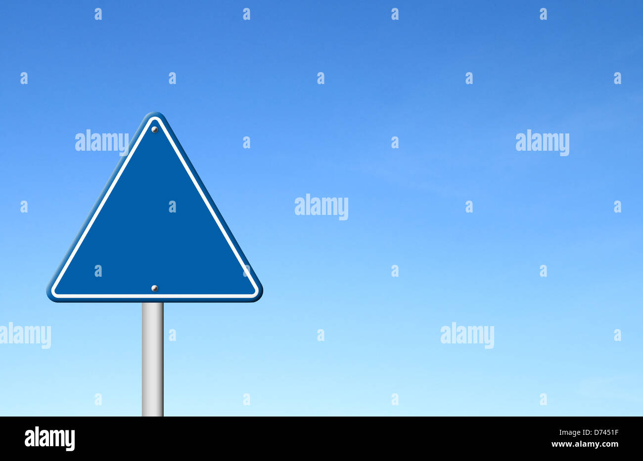 blauen dreieckigen Schild mit Himmel Balnk Fort text Stockfoto