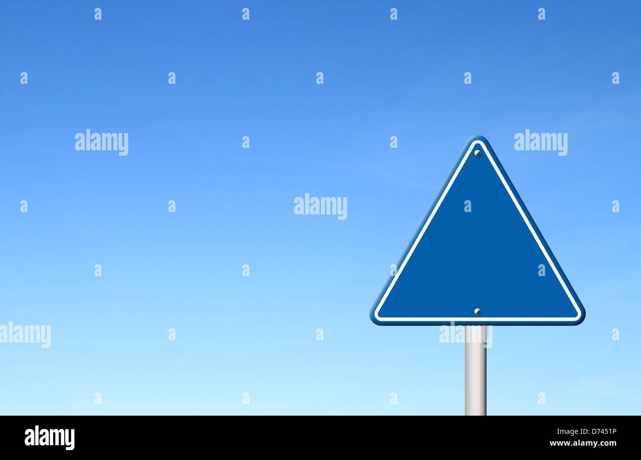 blauen dreieckigen Schild mit Himmel Balnk Fort text Stockfoto