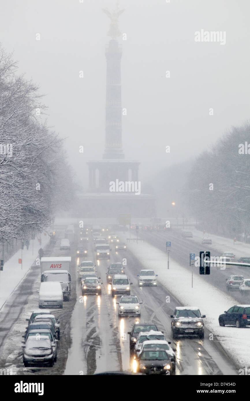 Berlin, Deutschland, schneebedeckte Straße des 17. Juni in Berlin-Tiergarten Stockfoto