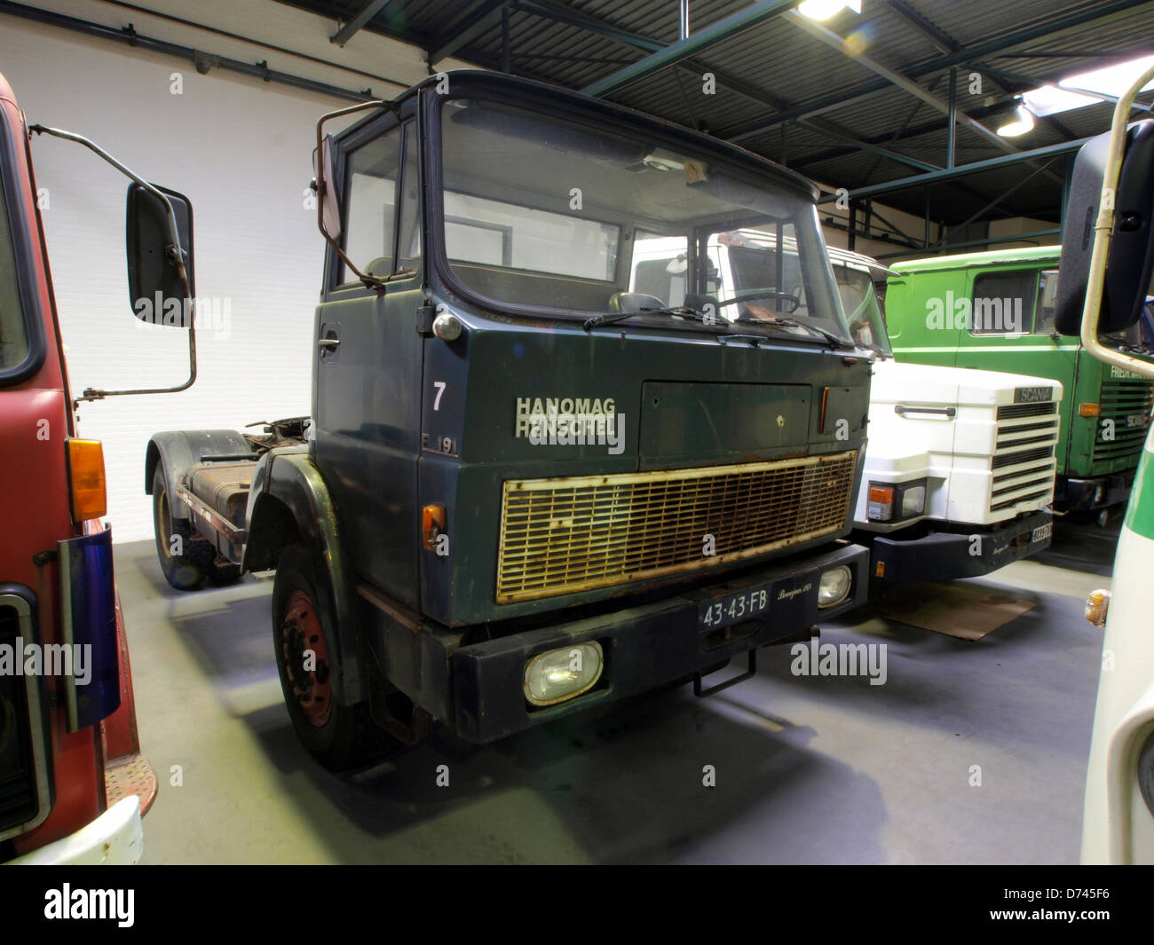 Der Hanomag Henschel F191 ist ein robustes Militärfahrzeug der Bundeswehr. Bekannt für seine Stärke und Zuverlässigkeit, wurde es Mitte des 20. Jahrhunderts für schwere Transport- und Logistikaufgaben verwendet. Stockfoto