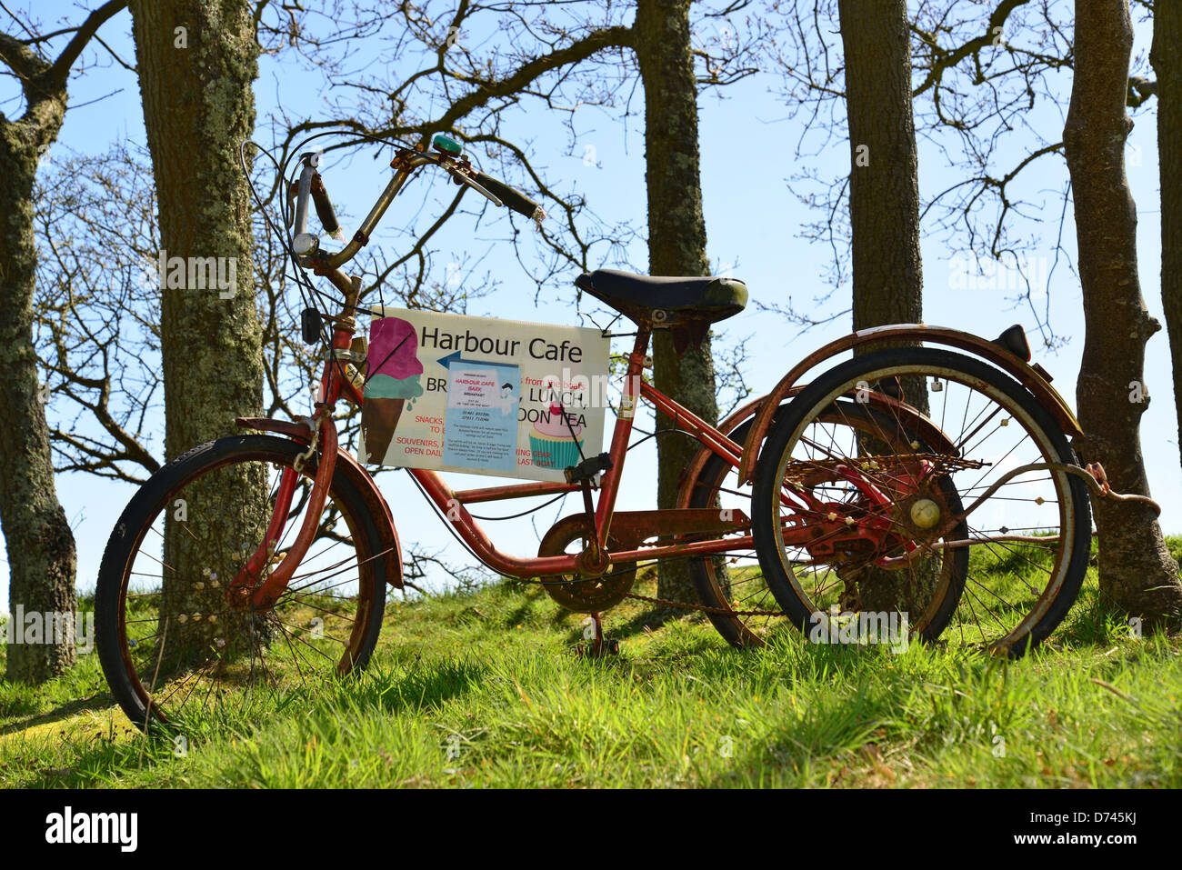 "Hafen-Cafe" Werbeschild auf alten Fahrrad, größere Sark Sark, Vogtei Guernsey, Channel Islands Stockfoto