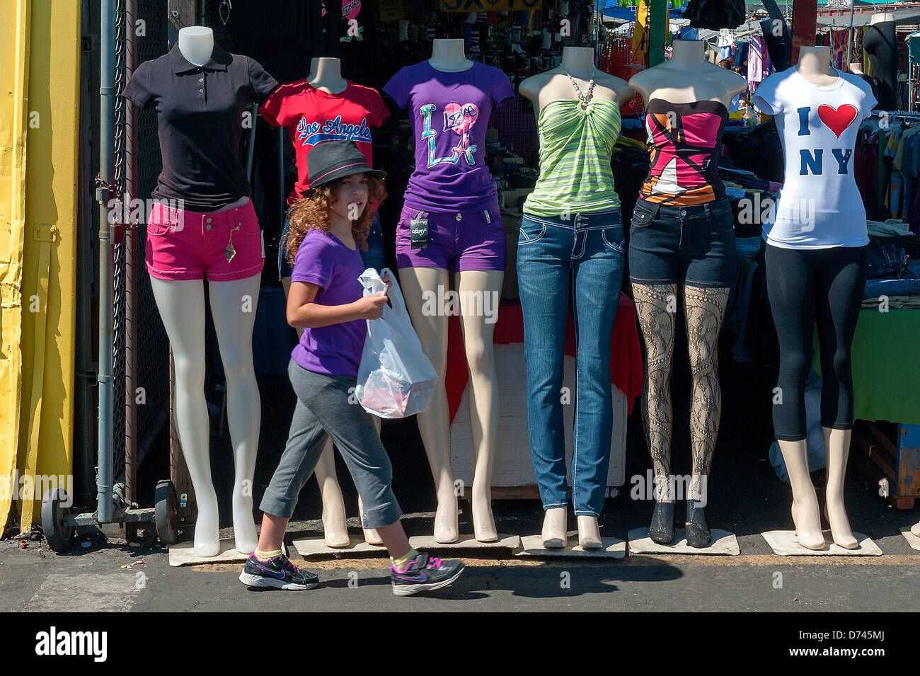 Eine junge Mädchen vorbei bekleidet Schaufensterpuppen in Davis, Kalifornien Swapmeet. Stockfoto