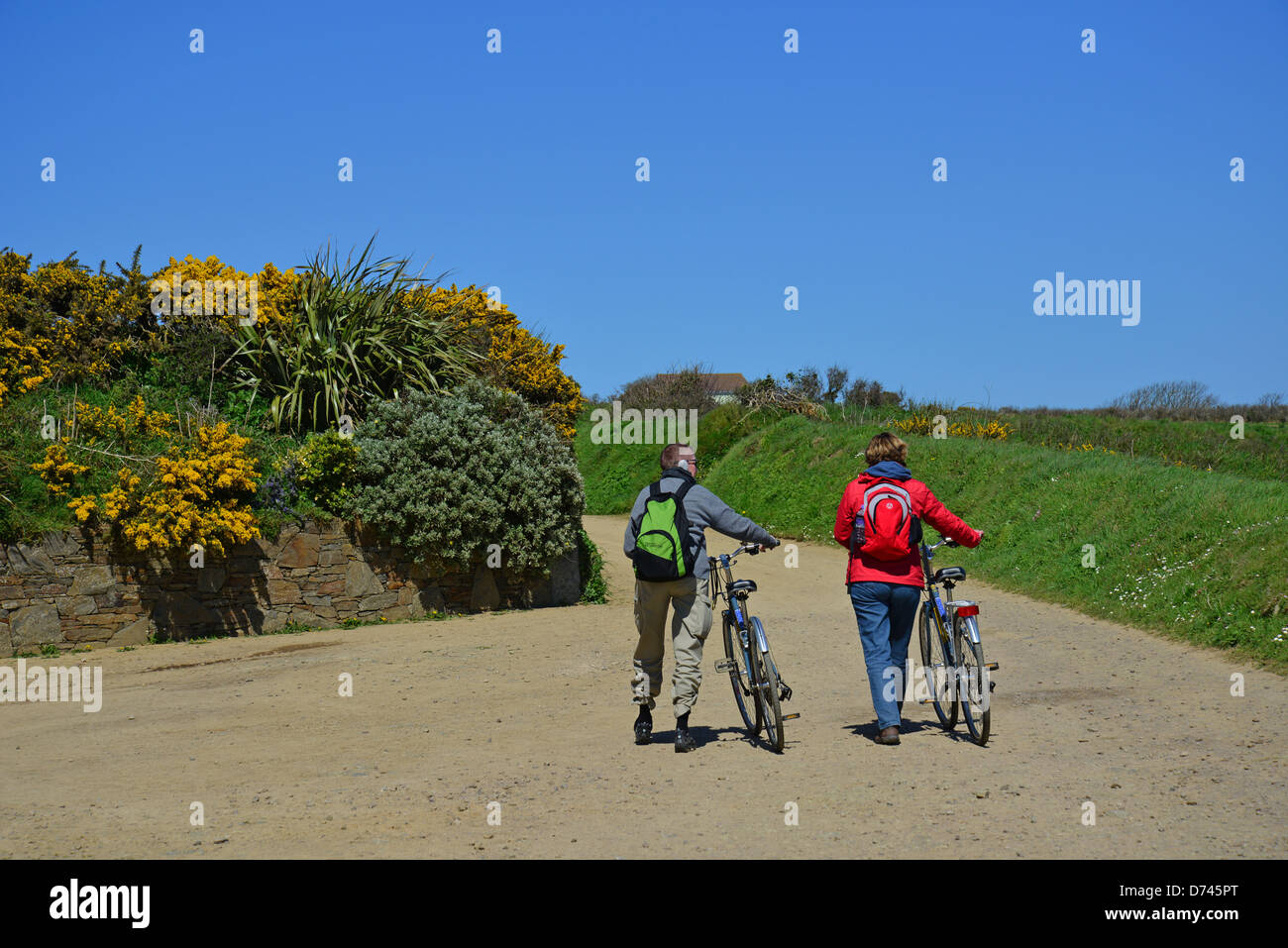 Junge Frauen Radfahrer unterwegs, größere Sark Sark, Vogtei Guernsey, Channel Islands Stockfoto