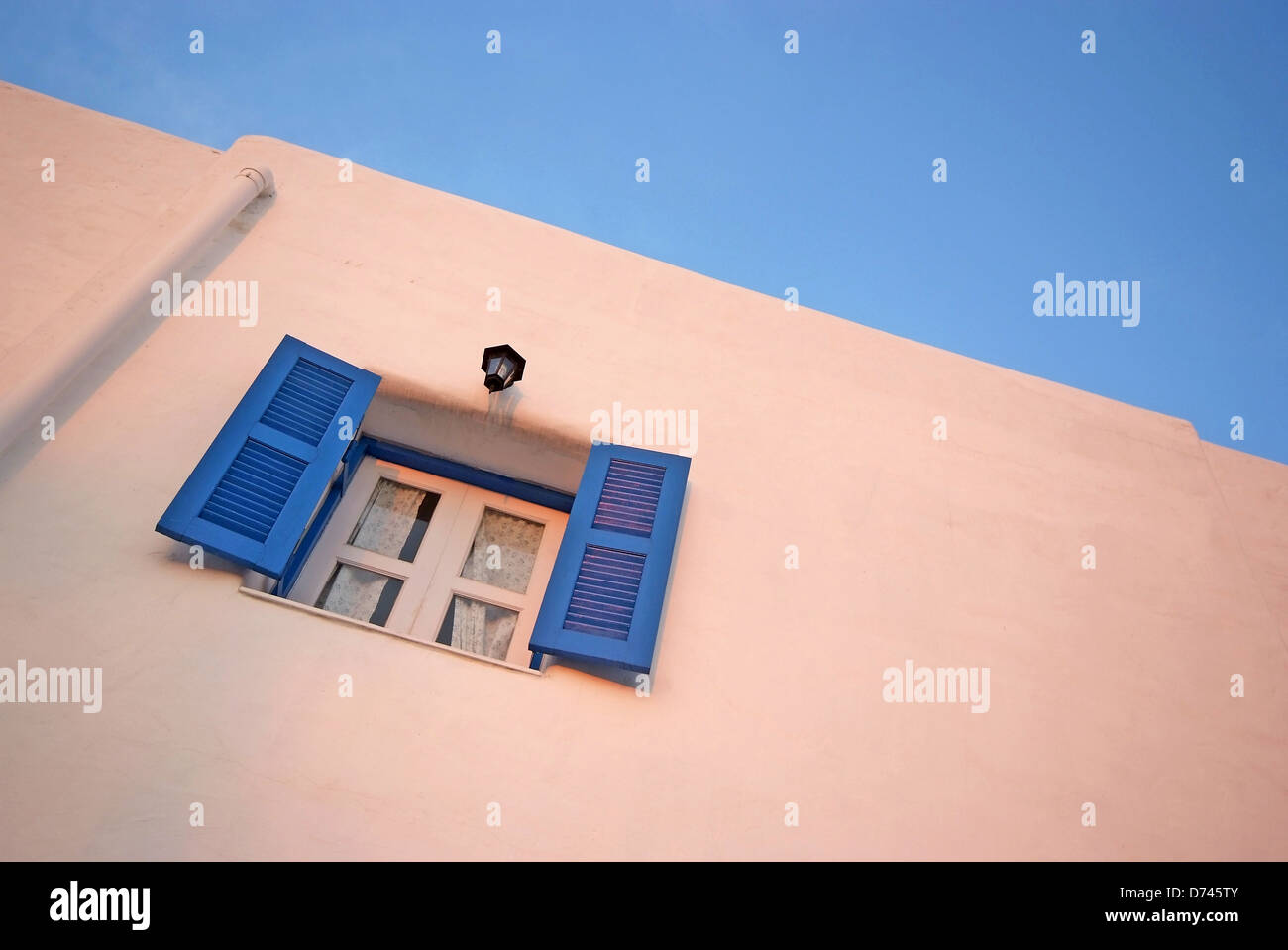 Vintage blau-Fenster auf die weiße Wand und blauen Himmel. Stockfoto