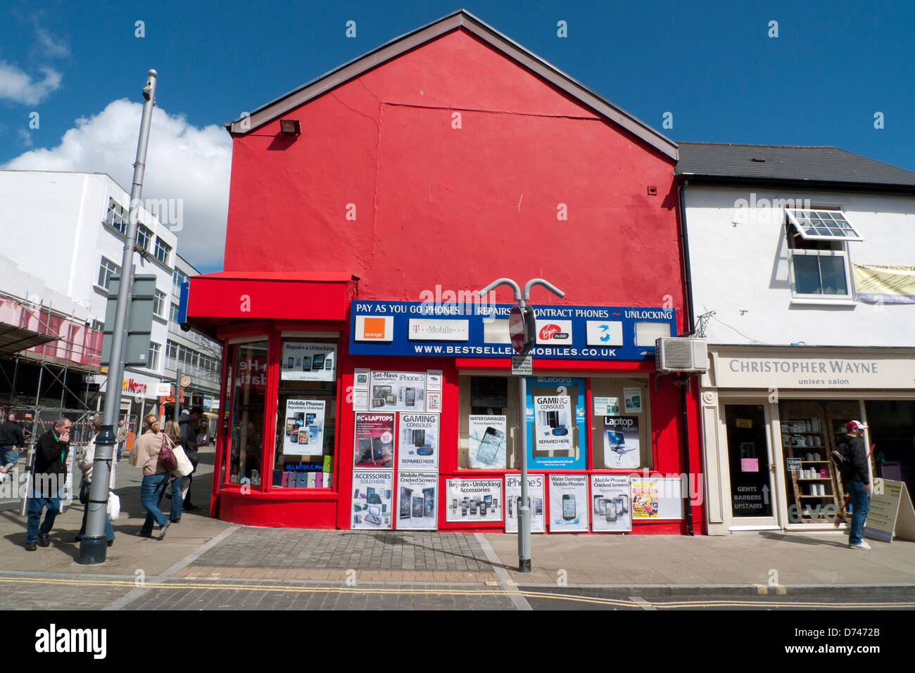 Roten Gebäude mit Handy-Werbung an der Ecke der Plymouth Street und Oxford Street Swansea Wales UK KATHY DEWITT Stockfoto