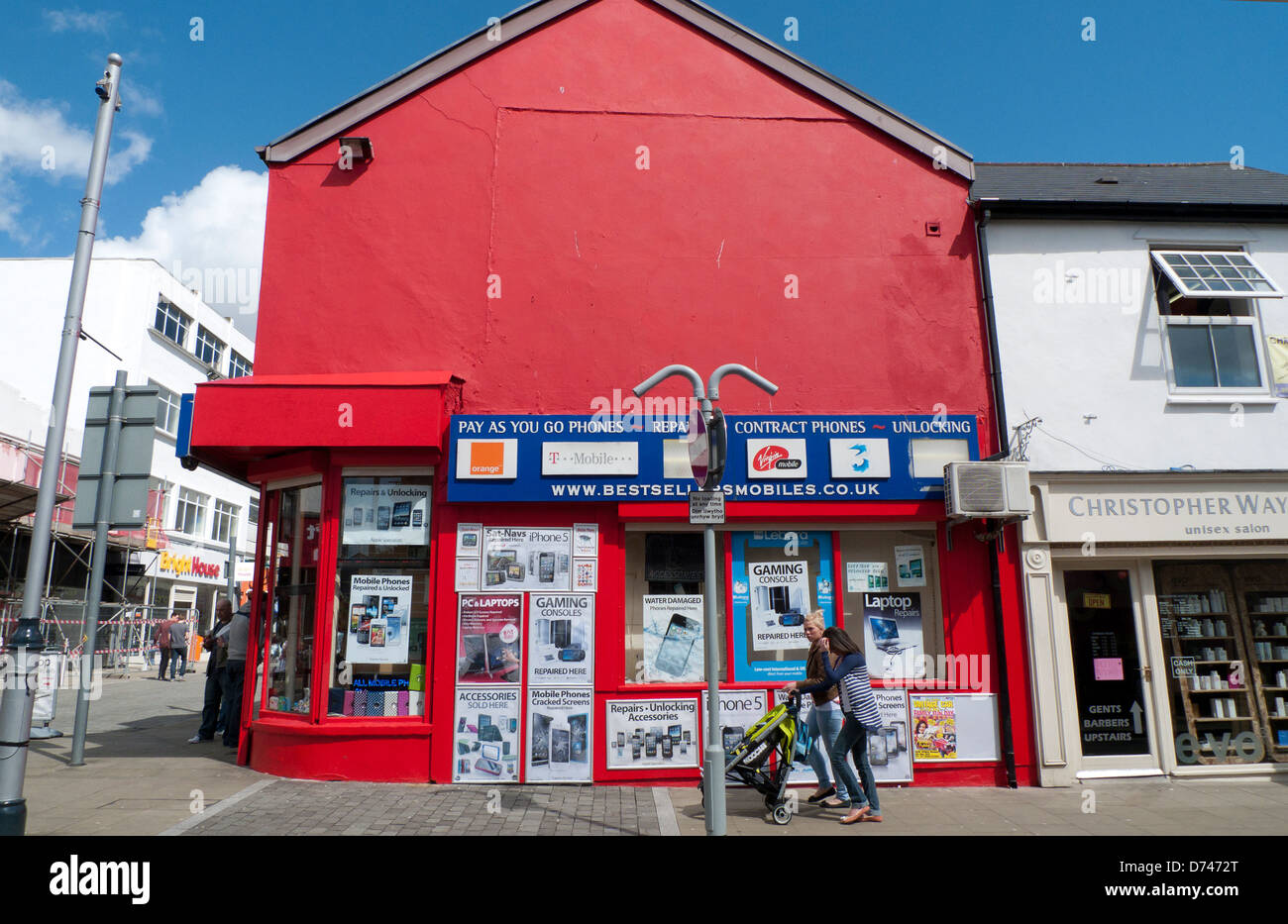 Roten Gebäude mit Handy-Werbung an der Ecke der Plymouth Street und Oxford Street Swansea UK KATHY DEWITT Stockfoto