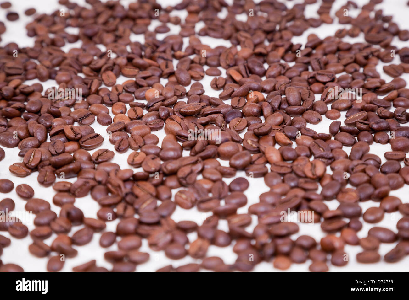 Verschüttetes Getreide Kaffee auf weiße Serviette Stockfoto