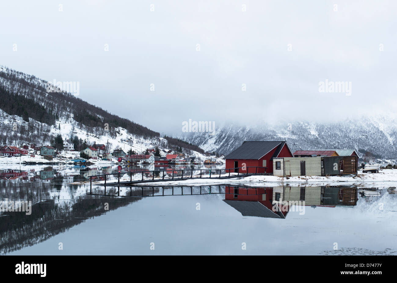 Reflexionen der Häuser in der perfekt stilles Wasser von einer Bucht in Norwegen Stockfoto