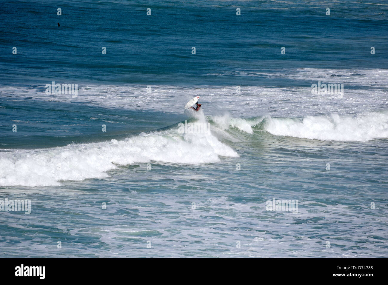 Surfer auf einer Welle zu Wipe Out Stockfoto