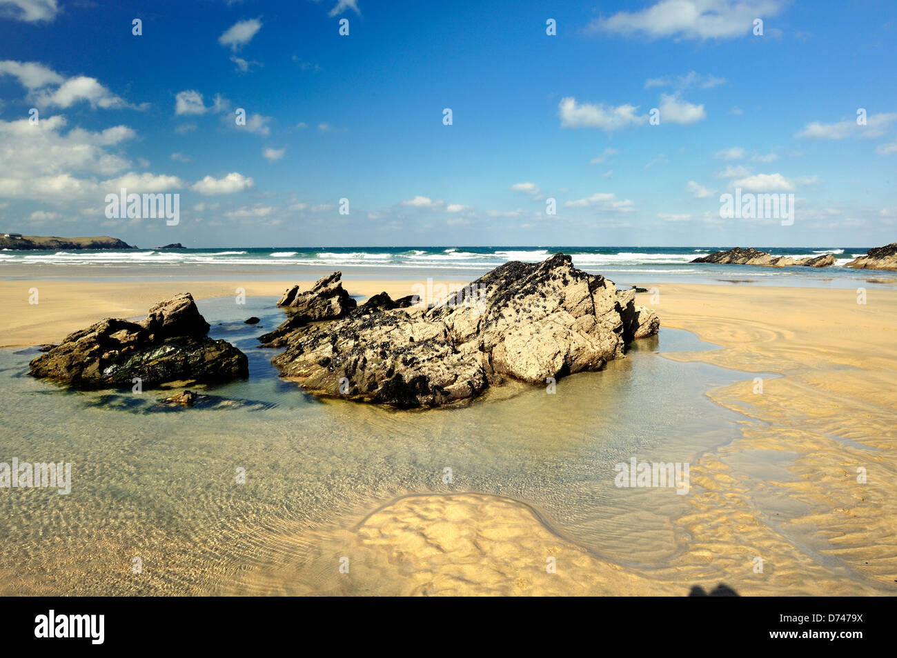 Felsen und Pools bei Ebbe am Sandstrand Stockfoto