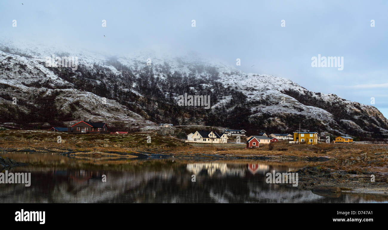 Reflexionen von Häusern im Wasser der Bucht in Sommarøy, Norwegen Stockfoto