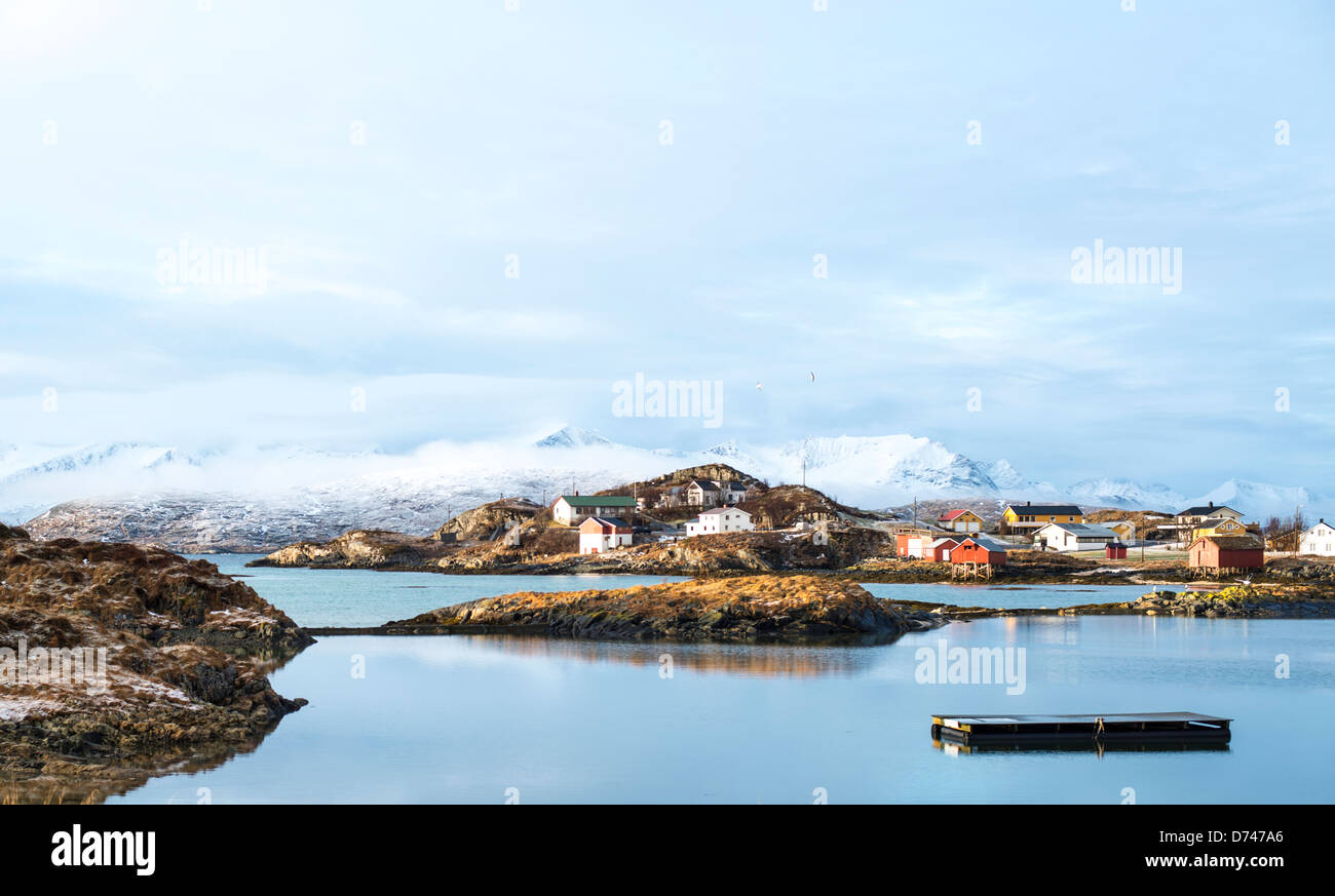 Kleine Stadt Sommarøy, Norwegen, mit Bergen im Hintergrund Stockfoto